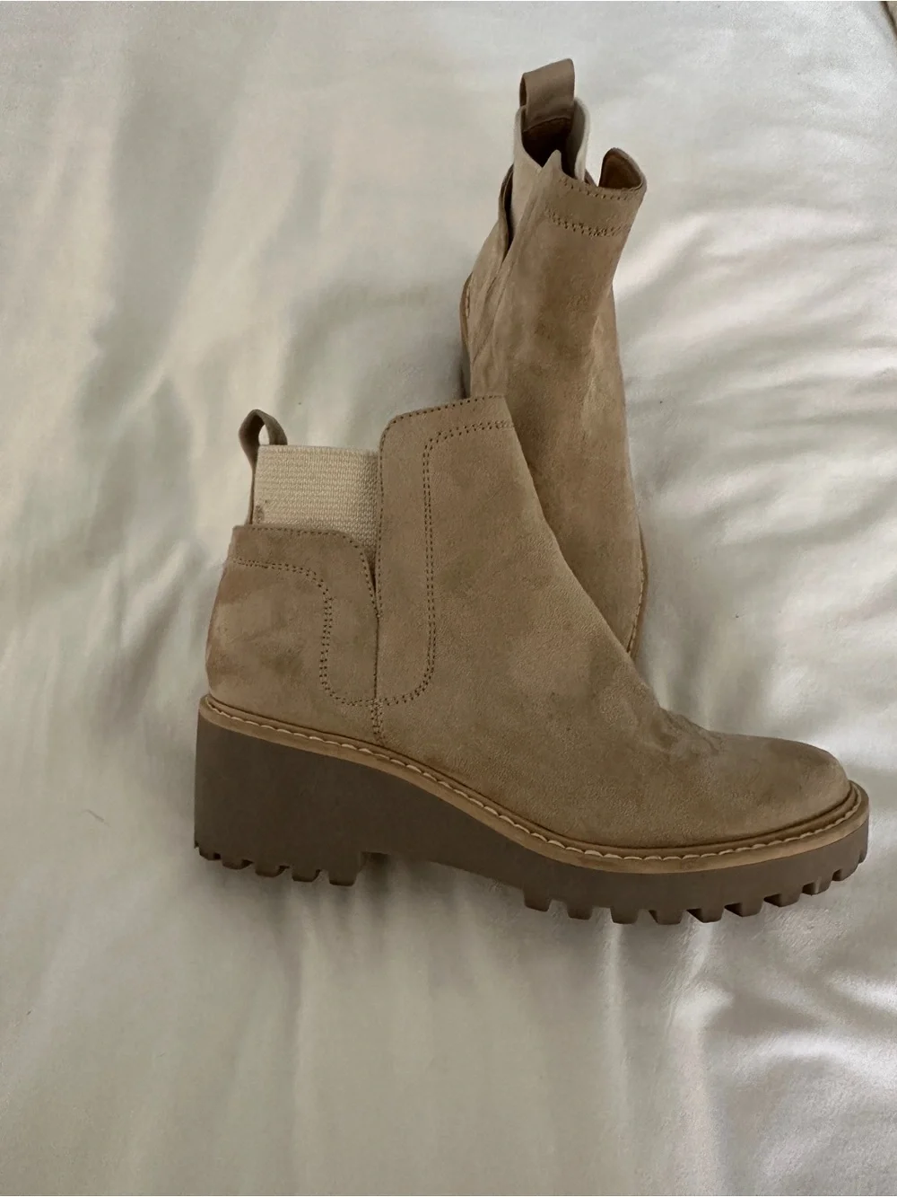 Dolce Vita Chelsea Boots in Beige Suede